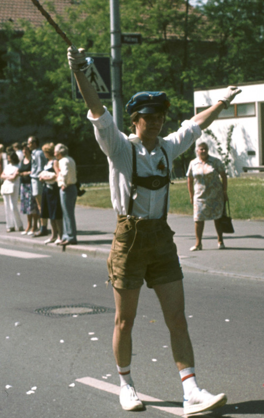 1977 06 schuetzen juergen in lederhosen tam