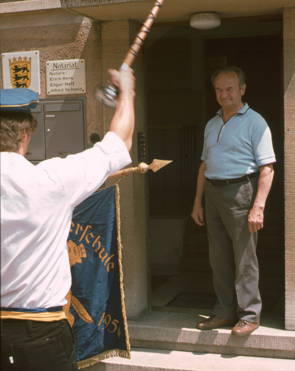 1977 06 18 bei den staendchen hausmeister herr schott