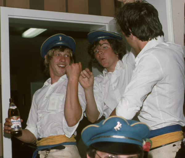 1977 06 18 bei den staendchen hausmeister herr schott